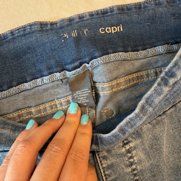 Women's Capri Jeans - Picture 2 of 3